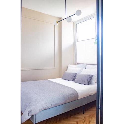 Central Apartment with Balcony and Views, Old Town, metro