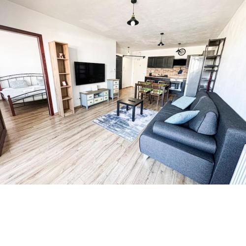 Central Apartment with Garage Parking and communal Terrace
