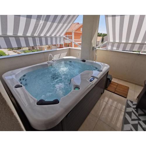 Central Apartment with Jacuzzi