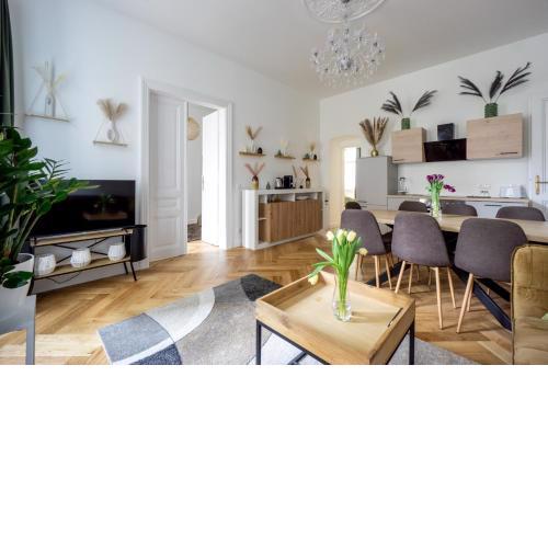 Central elegant Heritage Apartment with modern comfort