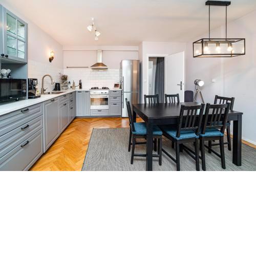 Central, Spacious, Modern 5 Bedrm duplex w/Balcony