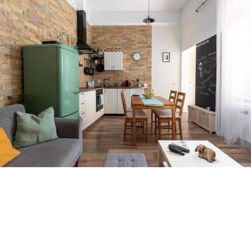 Central Vintage Loft - FREE Private Parking - Metro - Tram - AC