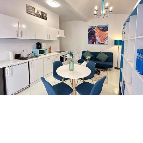 C’est la vie à Paris Apartment