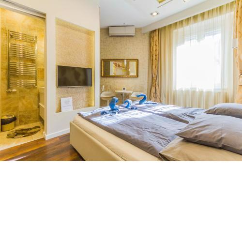 Chain Bridge Studio Apartment