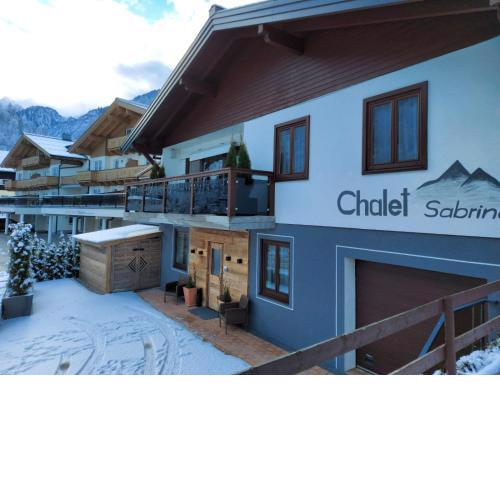 Chalet Sabrina mit Außenpool im Sommer