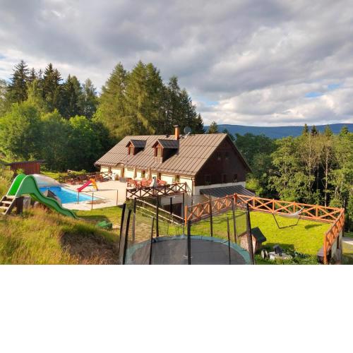 Chalupa Barborka - Národní park Krkonoše, sauna, bazén, dětské hřiště, gril, 6 pokojů, kuchyň, společenská místnost s krbem