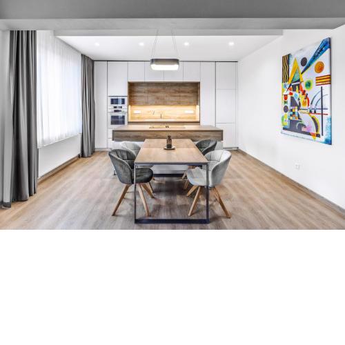 Chalupku - Luxurious apartment 70m2 in direct centrum with parking included, Air-conditioned, balcony, quiet sleep, best in town