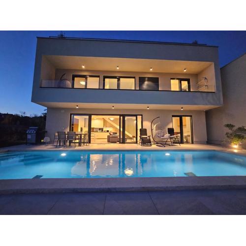 Chandra villa, NEW - 10m heated pool