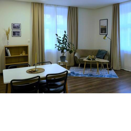 Charm Apartment Deco near Old Town, All-Friendly