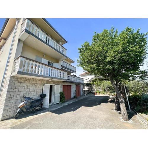 Charmante Ferienwohnung in Jadranovo mit Grill, Garten und Terrasse