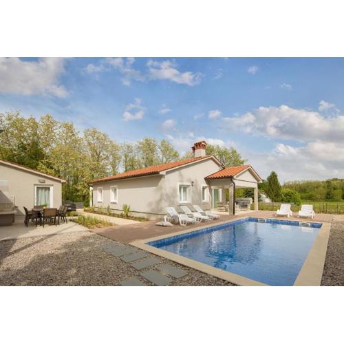 Charmante Villa mit gepflegtem Garten und beheiztem Pool