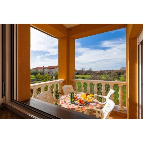 Charmantes Apartment mit Babybett, privatem Balkon, Grill, WiFi