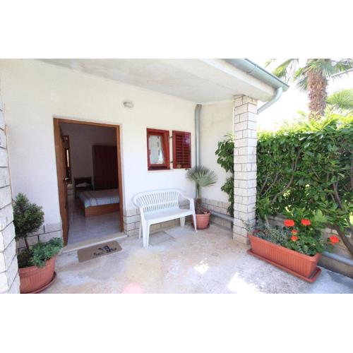 Charmantes Apartment nur 10 Gehminuten zum Strand mit privater Terrasse, Klima, WiFi