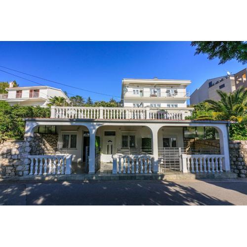 Charmantes Apartment nur 50 Meter zum Strand mit privater Terrasse, Meerblick, Parkplatz