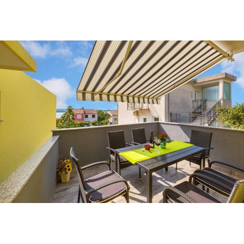 Charmantes Apartment nur 500 Meter zum Strand mit Meerblick, privatem Balkon, Privatparkplatz