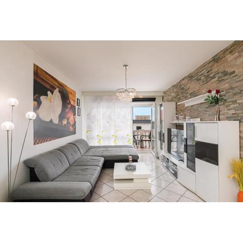 Charmantes Apartment nur 500 Meter zum Strand mit privatem Balkon, Grill, Privatparkplatz