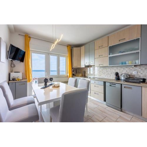 Charmantes Apartment nur 650 Meter zum Sandstrand mit zwei privaten Balkonen und Meerblick
