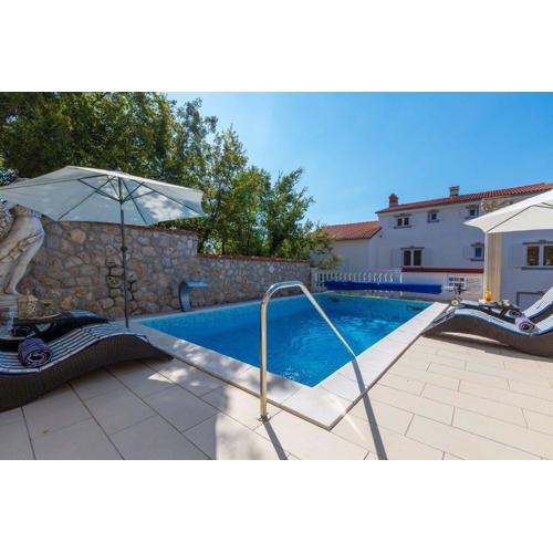 Charmantes Apartment nur 700 Meter zum Strand mit Meerblick, Pool, BBQ, Privatparkplatz