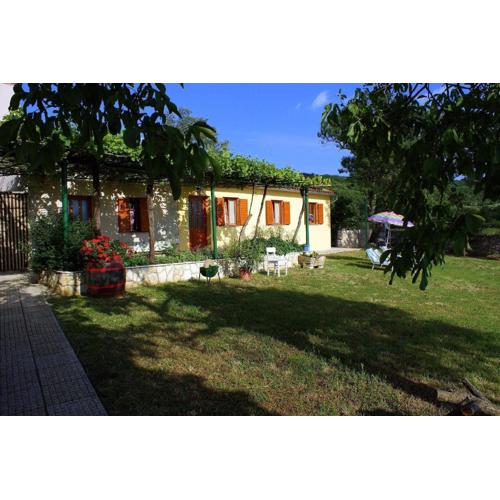 Charmantes Ferienhaus In Bartići Mit Terrasse