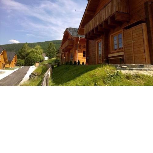 Charmantes Ferienhaus in Sankt Margarethen Im Lungau mit Kleinem Garten und Bergblick