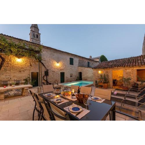 Charmantes Ferienhaus in Svetvinčenat mit Privatem Pool