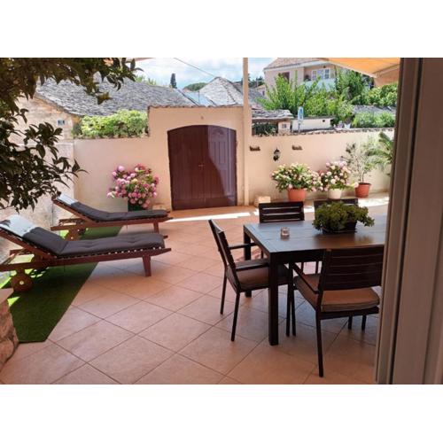 Charming 4* apartment in Supetar\