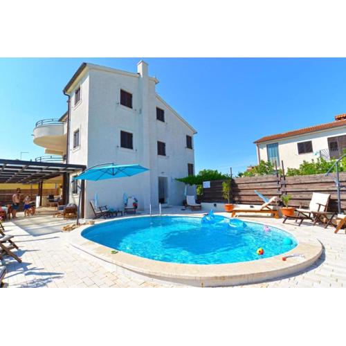 Charming accommodation with shared pool Beahost