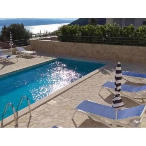 Charming apartment in Makarska with pool
