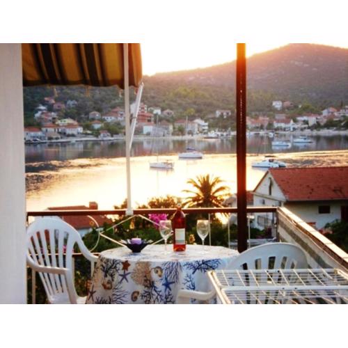 Charming apartment in Vinišće with parking included