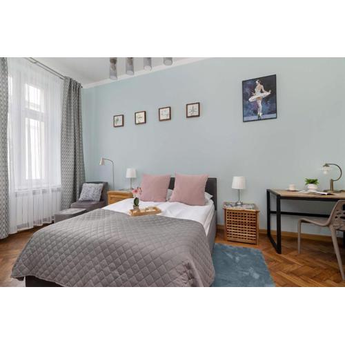 Charming Apartments with Desk in Downtown Cracow by Noclegi Renters