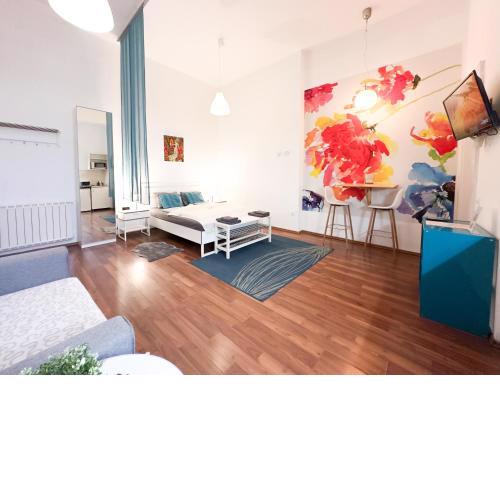 Charming Central Studio Apt - Flora's Room