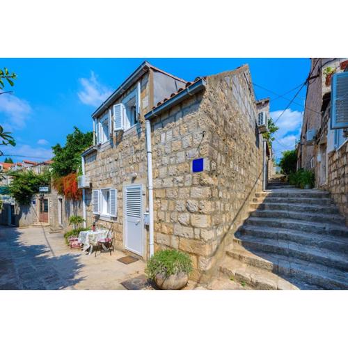 Charming Dalmatian 2-Bedroom cottage in the heart of Old Town Cavtat