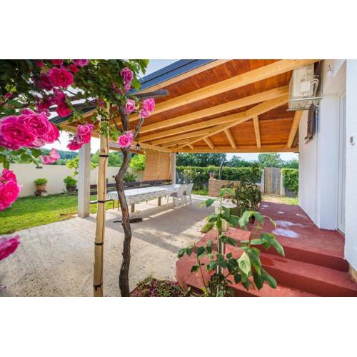 Charming holiday house with beautiful garden and grill