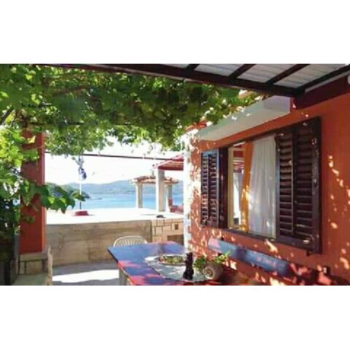 Charming house with sea view in Potirna, garden