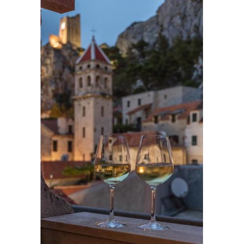 Charming stone apartment with jacuzzi in center of Omiš