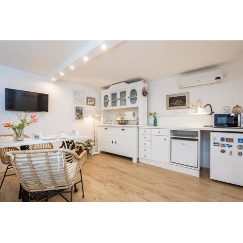 Charming Studio apartment at House Rustica with terrace and nearby parking