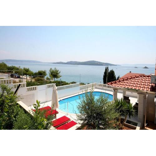 Charming Villa Marin, 30 meters From The Beach, Pool heated, Split-Trogir area