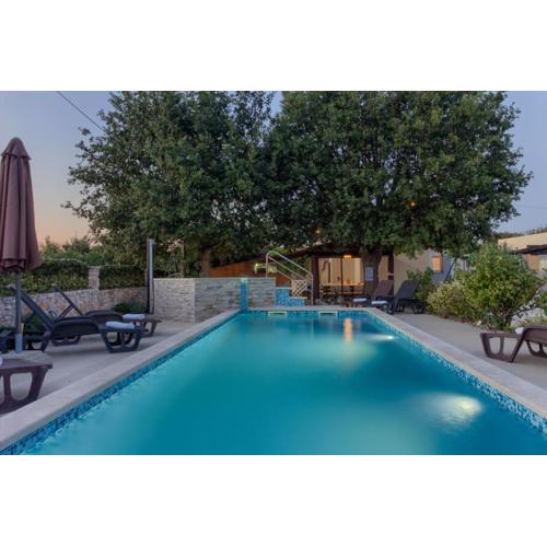 Charming villa Nera with pool and hydromassage near the beach