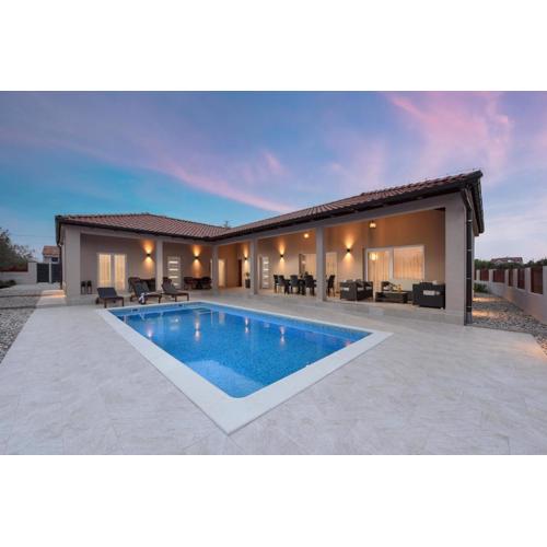 Charming Villa with heated pool near Zadar
