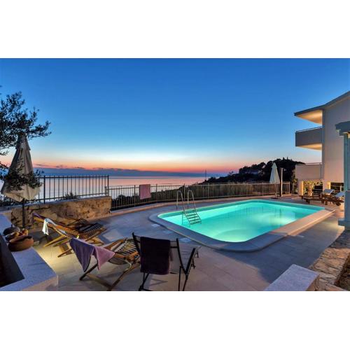 Charmy Villa Hill with Pool