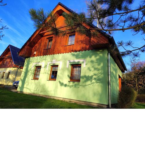Chaty Koloděje-ubytování u řeky v soukromém areálu-GREEN