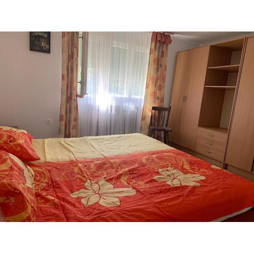 Cheerfull 2-bedroom with patio. Close to all ameneties.