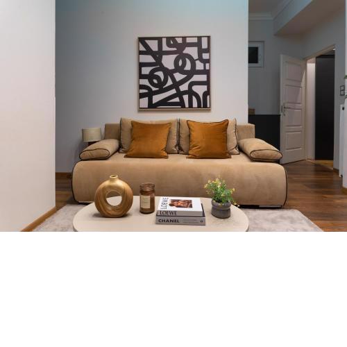 Chic Central 1BR Retreat Near New York Cafe with View