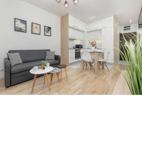 Chłodna Modern Apartment Near the Warsaw Centre by Noclegi Renters