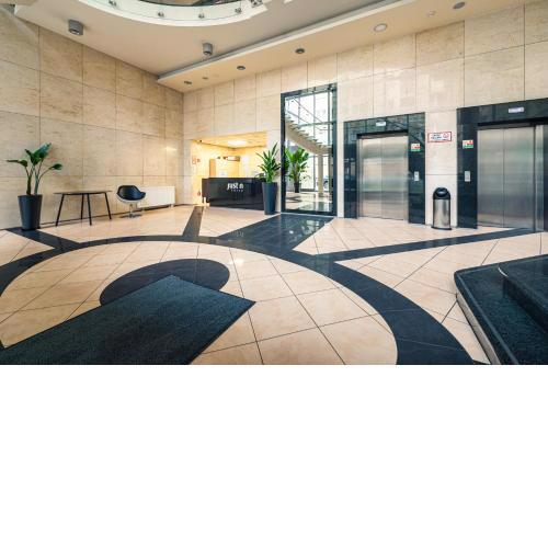 City Center Apt - Parking, Balcony, Workspace, AC - by Rentujemy