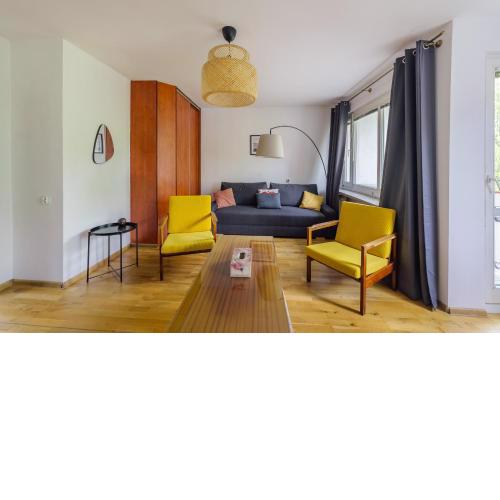 City Centre Yellow Apartment