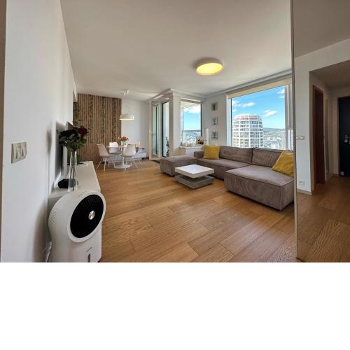 City view from 27th floor, free parking, keyless