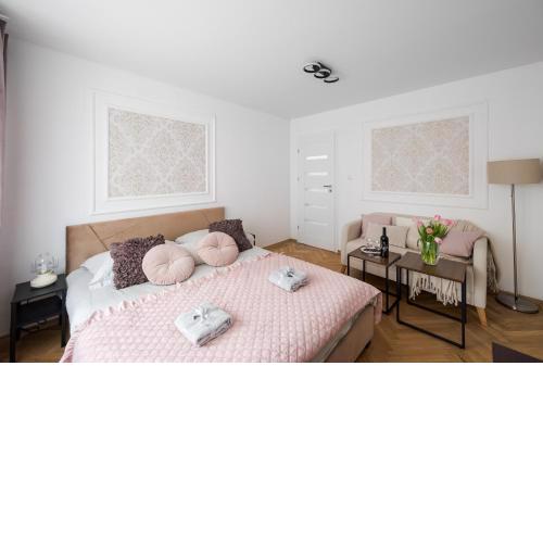 Classic 2-bedroom Apartment at Chmielna Street 200 m from Central Station, parking on site