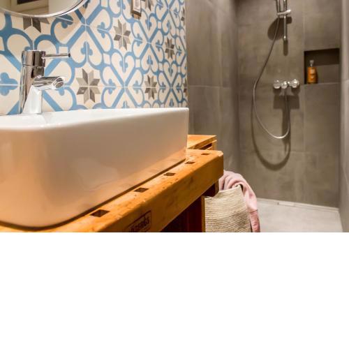 Classic elegance with synagogue view by Astoria