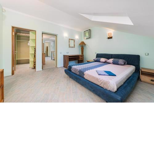Classical Deribasivska 3-Bedrooms Apartment